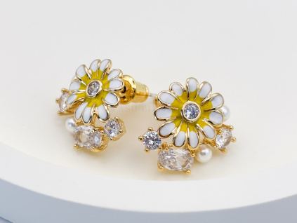 Zlaté květinové náušnice se žlutým smaltem, perlami a zirkony – zářivý detail.