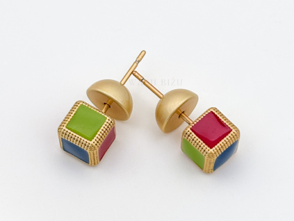 Barevné smaltované náušnice ve tvaru kostky – modrá, červená a zelená kombinace.