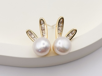 Zlaté náušnice s perlou a zirkony – jemný a roztomilý design.