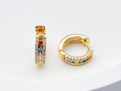 Náušnice Rainbow Gleam – zlaté kruhy s vícebarevnými kamínky.