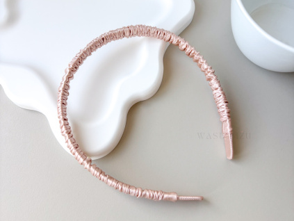 Hedvábná řasená čelenka v pudrově růžové barvě – doplněk Wasubizu.