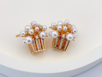 Hravé zlaté pecky s perlami a zirkony – originální popcornový design.