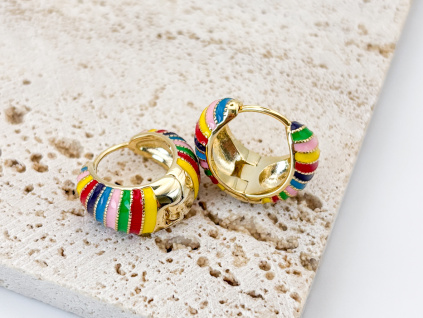 Barevné kruhové náušnice s maltovanou glazurou – živý doplněk Wasubizu.