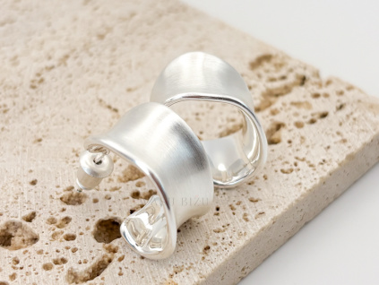 Stříbrné náušnice s jemně tvarovaným designem – minimalistická elegance Wasubizu.