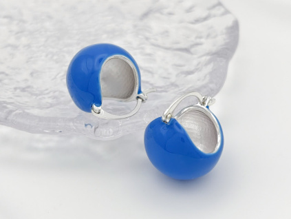 Retro smaltované náušnice v sytě modré barvě na skleněném podkladu