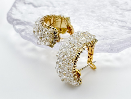 Náušnice Crystal Bloom se zlatou konstrukcí a ručně proplétanými kamínky