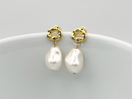 Elegantní visací náušnice se zlatým prvkem a nepravidelnou perlou