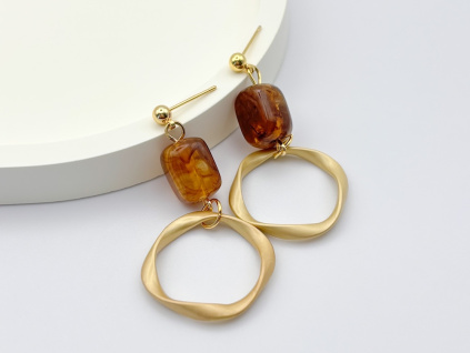 Elegantní visací náušnice s jantarově zbarvenou pryskyřicí a zlatým kroužkem