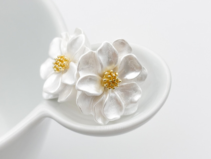 Bílé květinové náušnice ve tvaru kamélie Camellia Glow