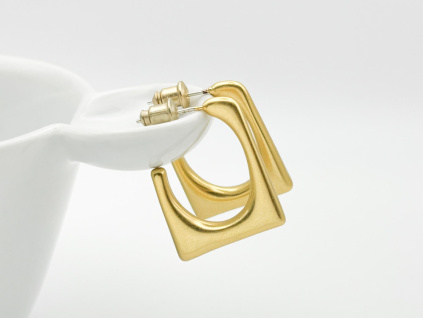 Matně zlaté náušnice s originálním geometrickým tvarem na bílé misce