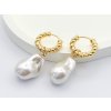Zlaté visací náušnice s umělými barokními perlami, pozlacené 18K pro elegantní vzhled.
