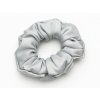Stříbrná hedvábná gumička do vlasů, vyrobena z 100% hedvábí s vysokou elasticitou.