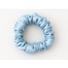 Saténové scrunchie v nebesky modré barv