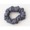 Hedvábné scrunchie v šedé barvě (30 Momme) na bílém pozadí.