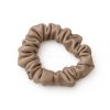 Hedvábné scrunchie v barvě karamelu