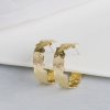 Zlaté kruhové náušnice s lesklým kladívkovým efektem – design Golden Flow