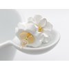 Bílé květinové náušnice ve tvaru kamélie Camellia Glow