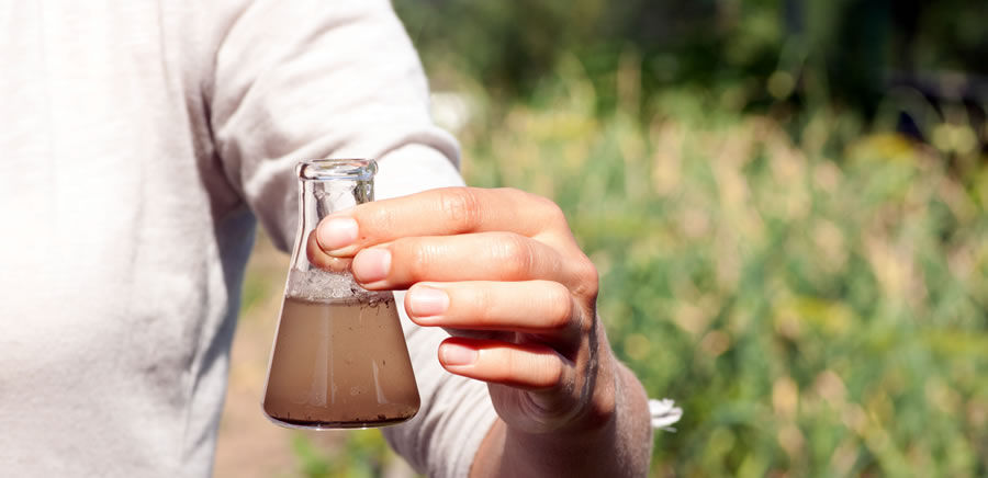 Naše voda je zakalená a zapáchá, co s tím můžu dělat?