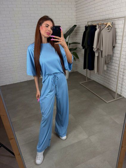 Barva: Světle modrá