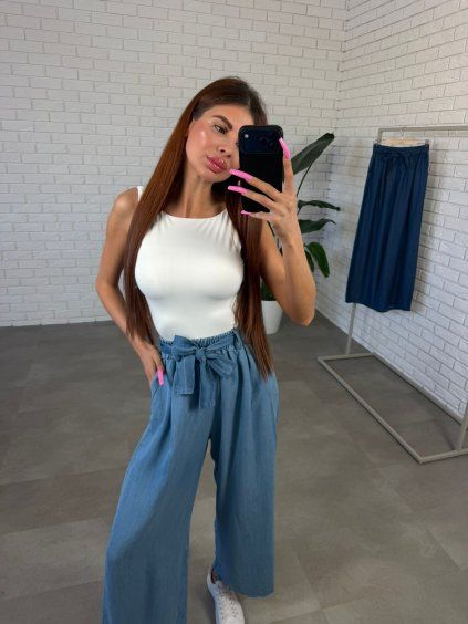 Barva:  Světle modrá