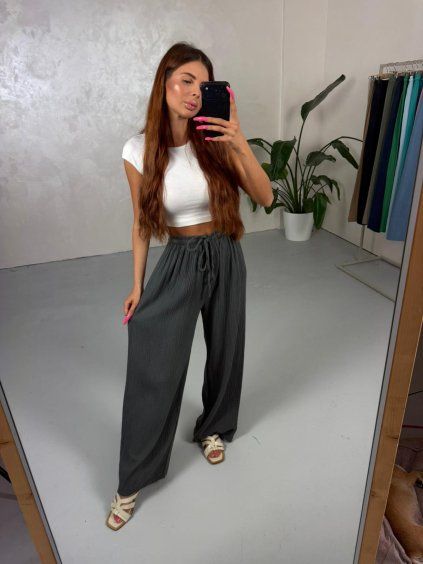 Farba: Sivá