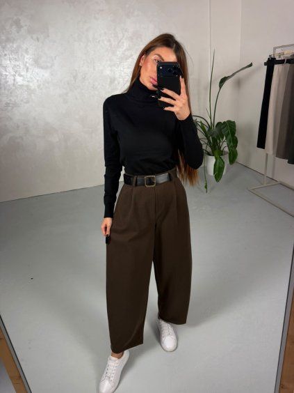 Farba: Tmavohnedá