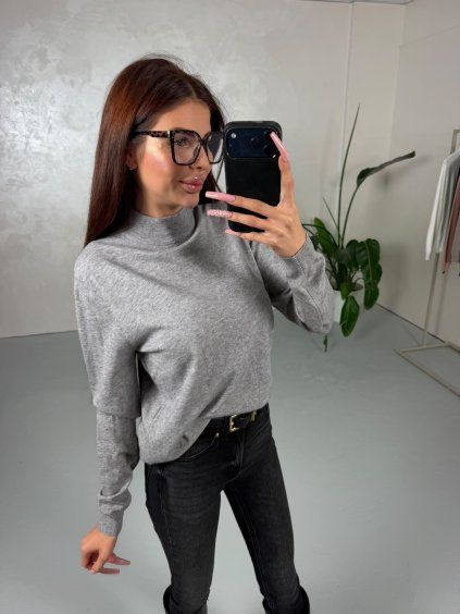 Farba: Sivá