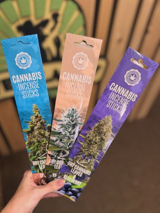 🌿Objev sílu vůně přírody s našimi Cannabis Incense Sticks💨. Ručně vyráběné vonné tyčinky s aroma suchých konopných listů a...