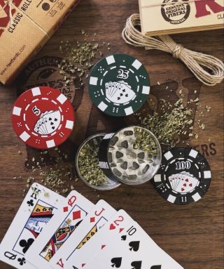 Neboj sa nic a vsaď all in na kovovou drtičku Poker Chip🃏 Průměr 40mm zajišťuje ideální velikost do ruky aj do kapsy a 3...