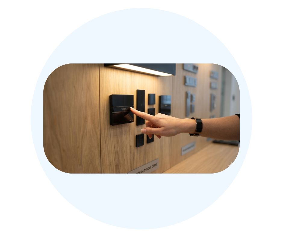 5 důvodů, proč už v moderním domě nechcete klasické plastové vypínače