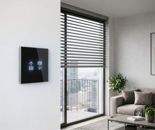 🖤 Ovládejte své žaluzie stylově. Moderní dotykový skleněný panel dodá interiéru luxusní vzhled a pohodlné ovládání jedním...
