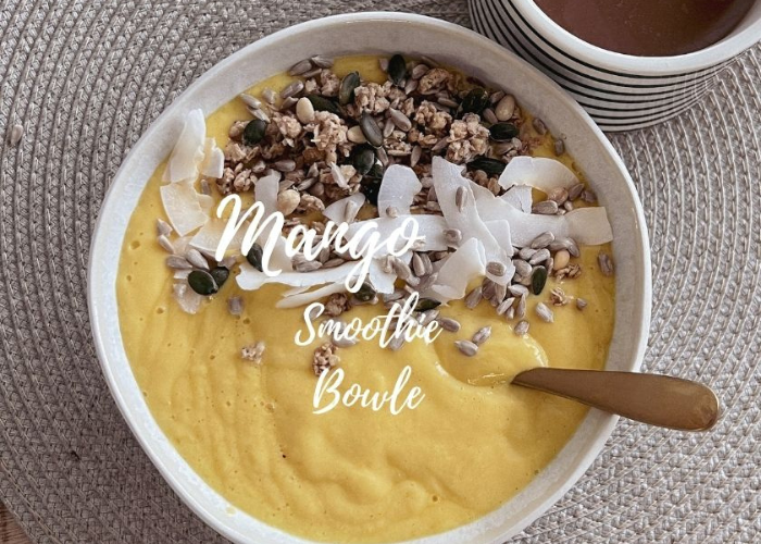 Mango smoothie bowl