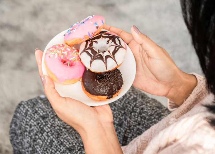 Zena_drzici_talir_s_donuty