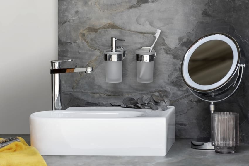 Koupelnové doplňky bez vrtání - vyberte nejlepší způsob montáže