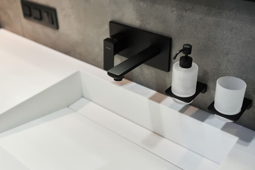 Montáž bez vrtání Turbo-Loc a Static-Loc. Jaký je rozdíl?