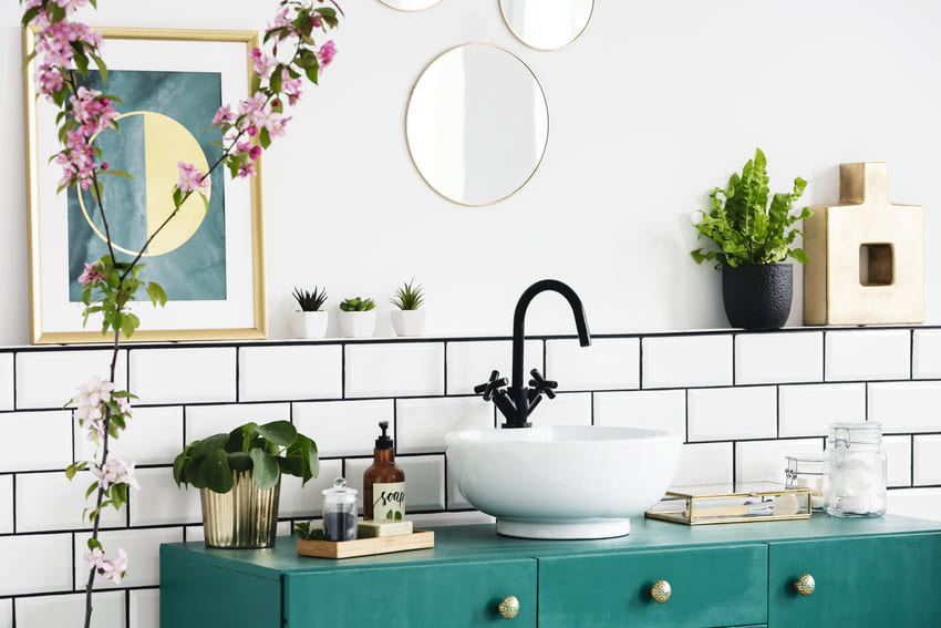 Jak zařídit koupelnu se zlatými doplňky?