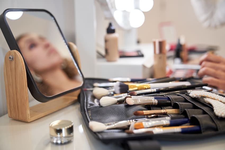 Nezbytné kosmetické doplňky pro aplikaci a skladování make-upu
