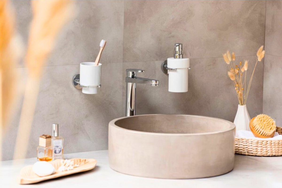 Moderní koupelna bez vrtání – jak snadno a rychle namontovat doplňky?