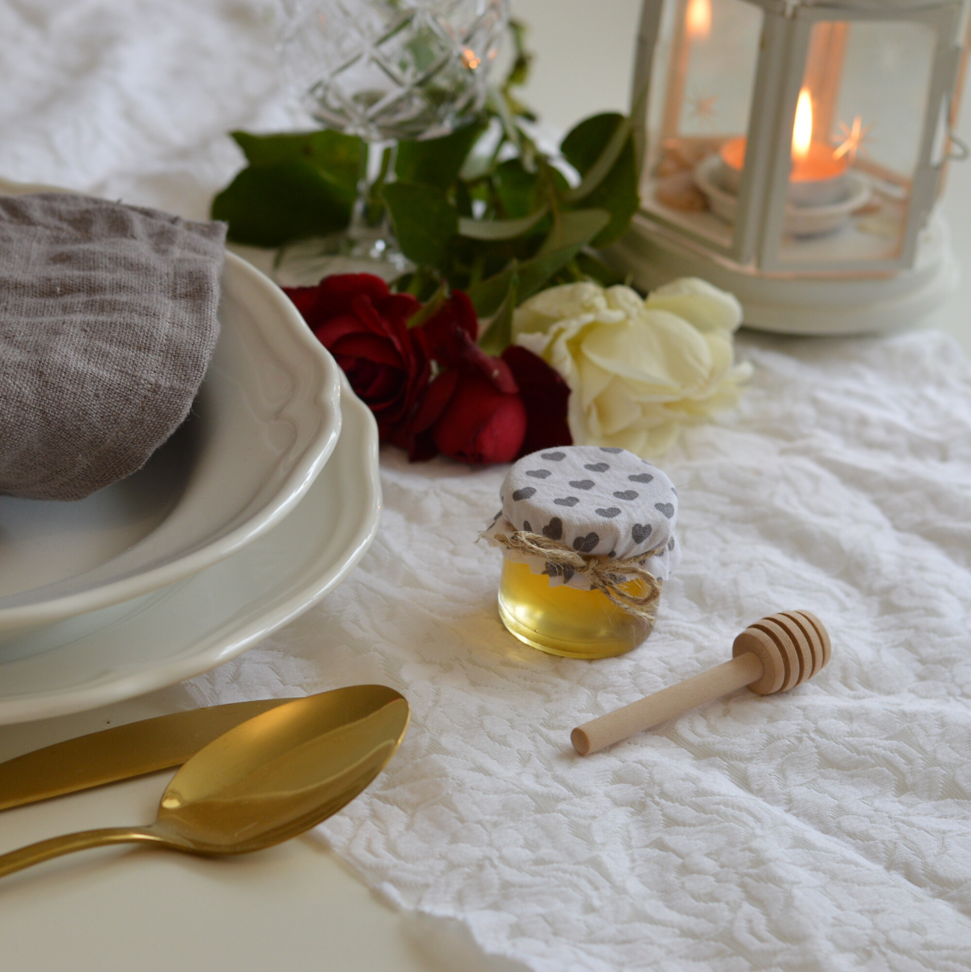 Nechajte lásku kvitnúť s mini medovými darčekmi pre svadobných hostí