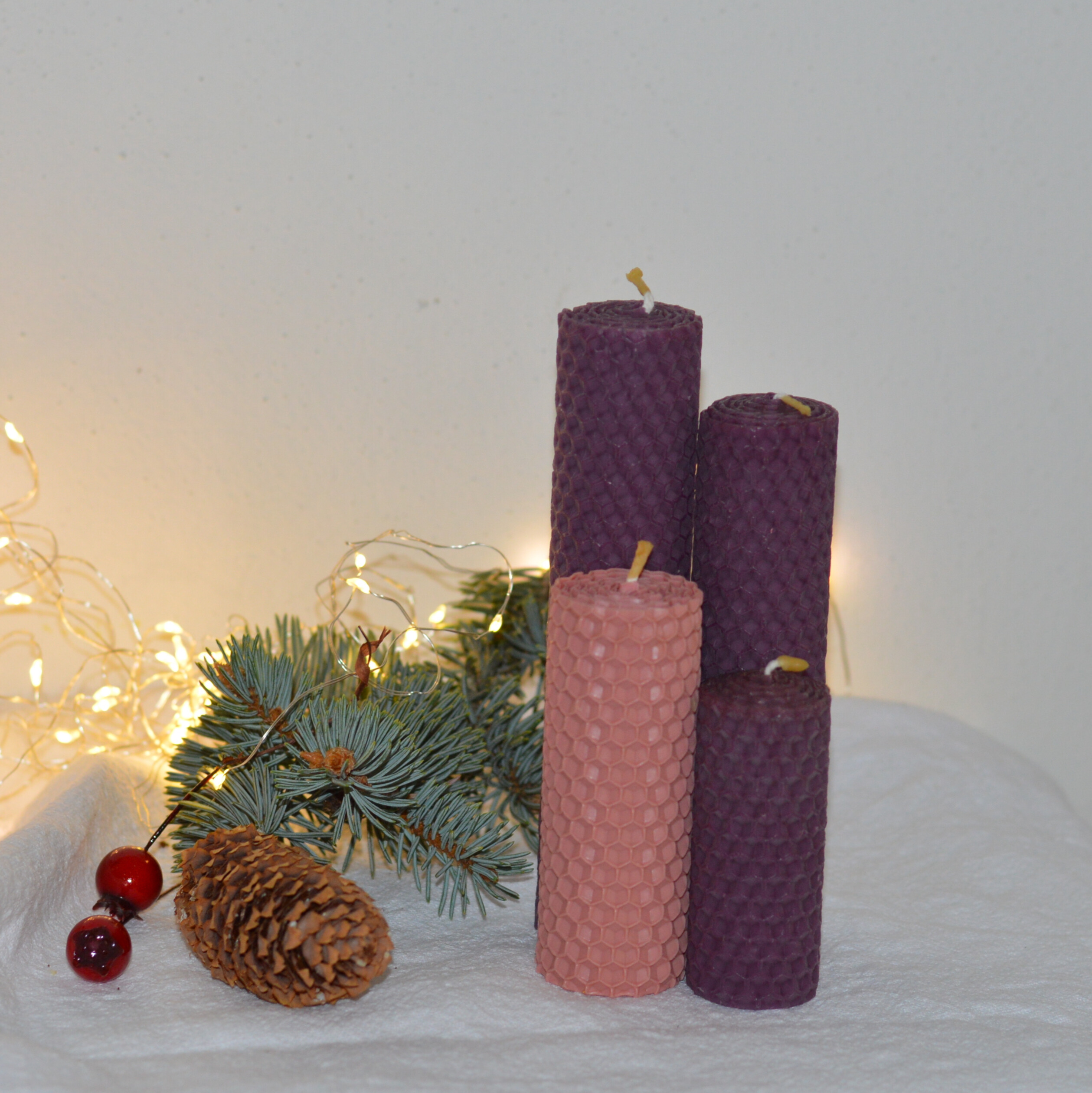 Fialové adventné sviečky