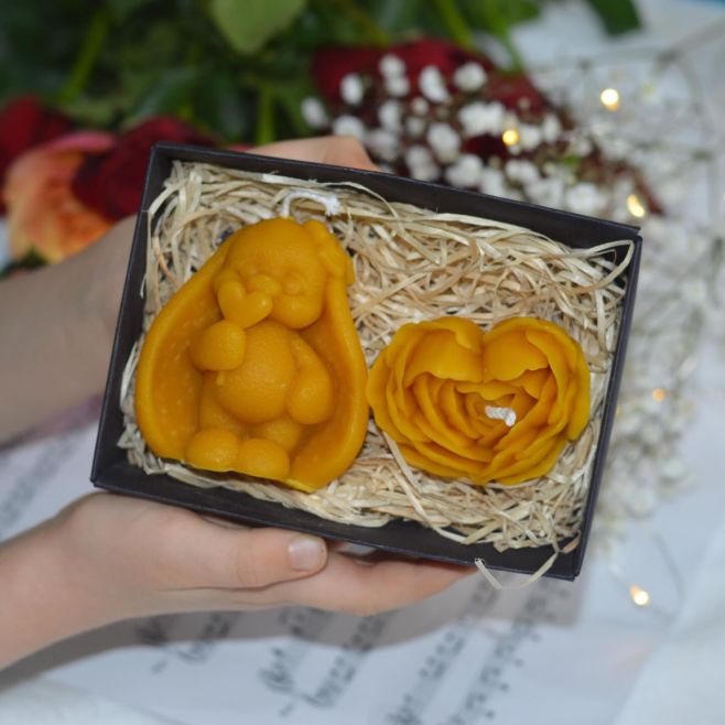 Valentín je o maličkostiach, ktoré zahrejú pri ❤️ Ručne robené sviečky z včelieho vosku, mini medík v darčekovej...