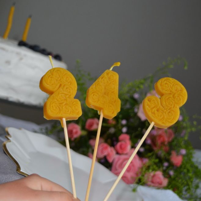 Sviečky zo včelieho vosku 🐝🎂🕯️ . . . . #wesega #sviecky #narodeniny #rucnapraca #tvorim