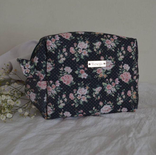 Kozmetická taštička s motívom ruží a vo vnútri s motívom srdiečok a s priečinkami Hľadá svoju majiteľku 💜 . . . . ....