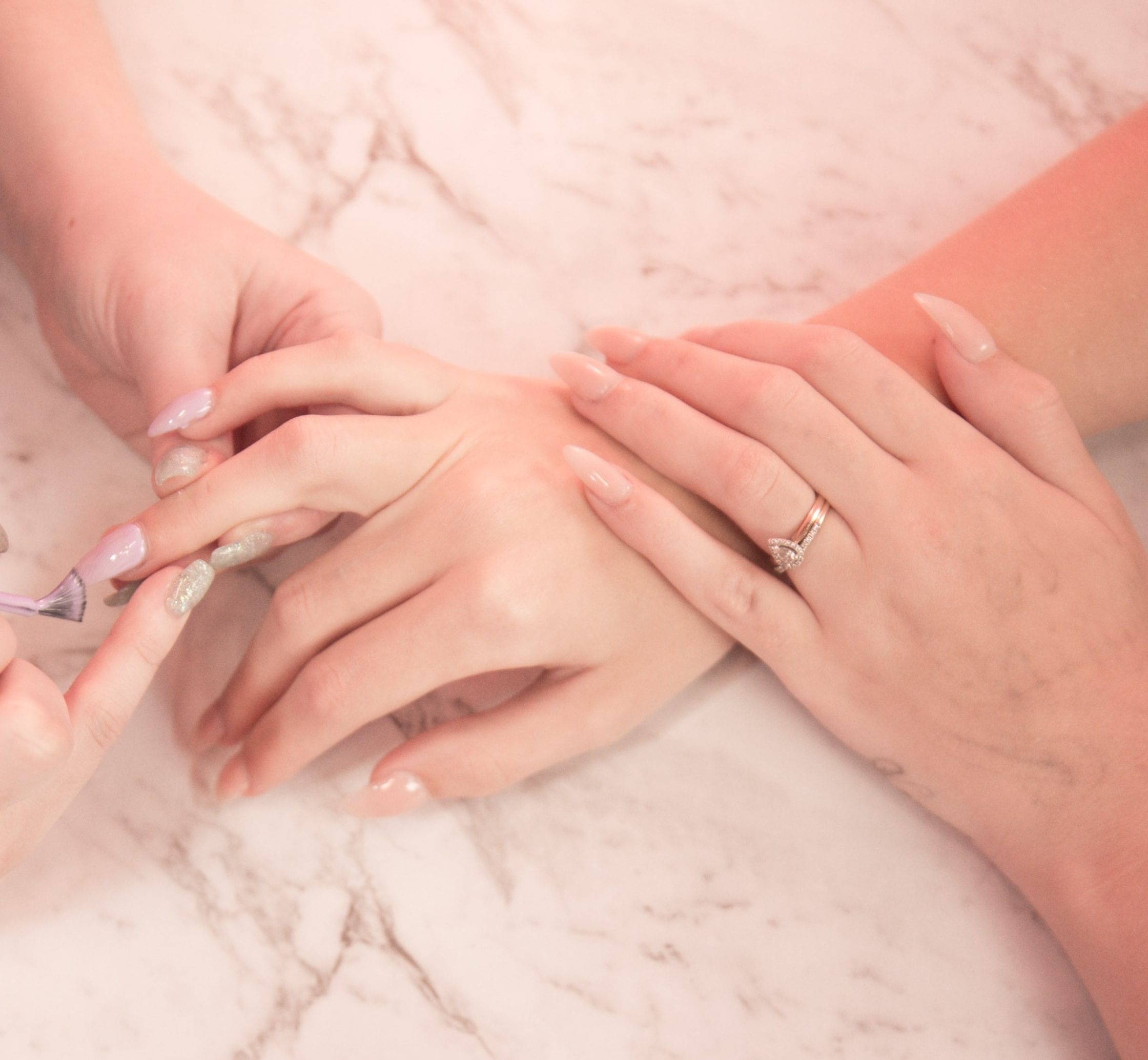 Nehty jsou obrazem vašeho zdraví. Co značí lámání a fleky?