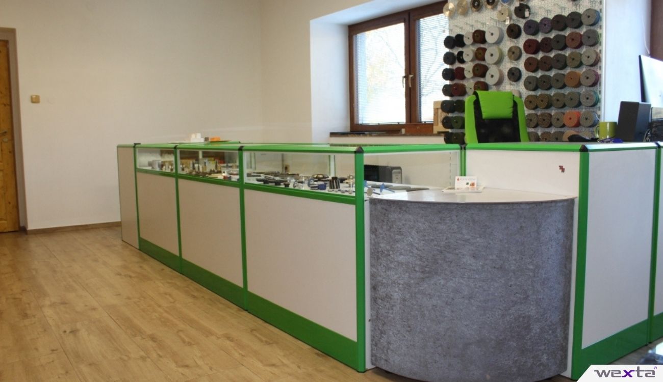 Prosklený prodejní pult v prodejně StoneTools