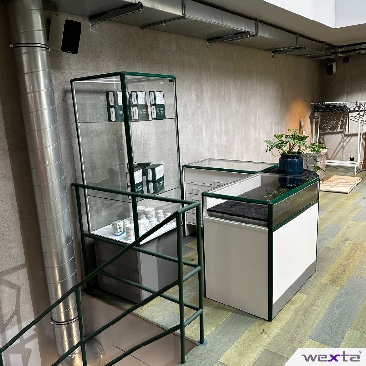 Prodejní pult a vitrína v kavárně Healthy Longevity Café