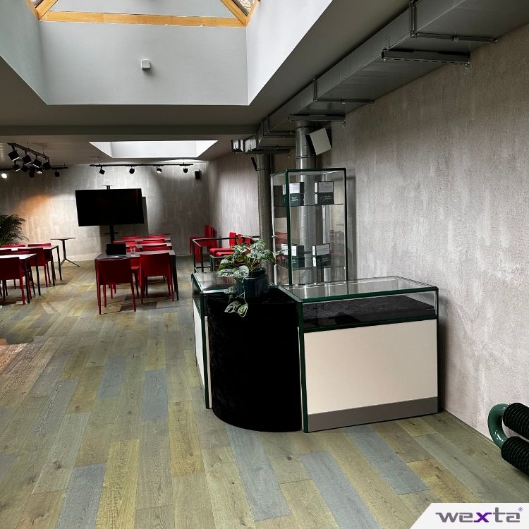 Prodejní pulty a vitríny v kavárně Healthy Longevity Café