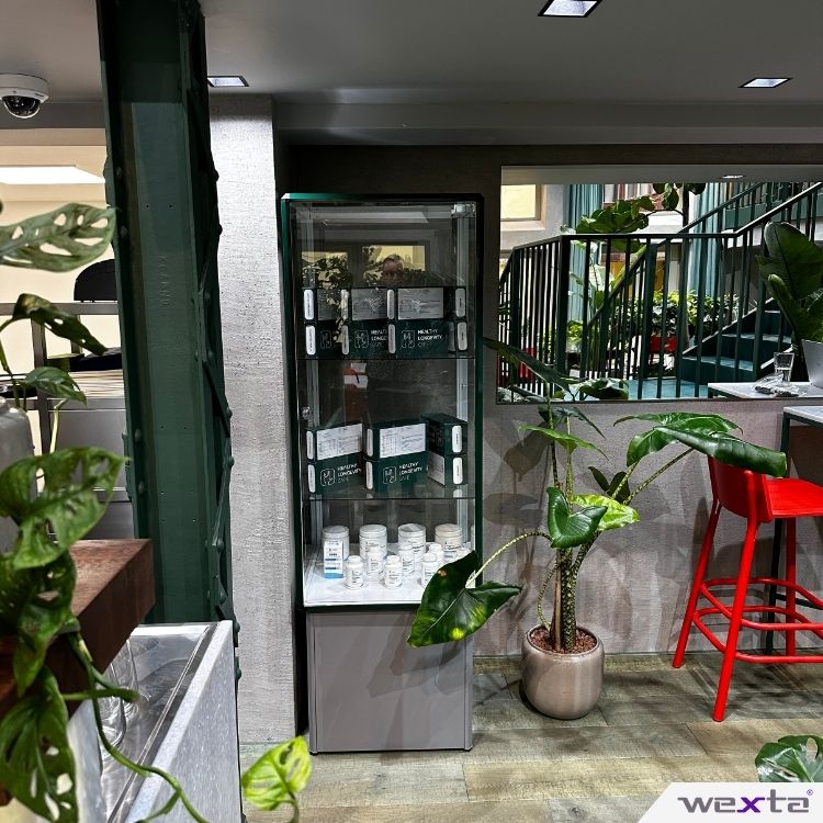 Prodejní pulty a vitríny v kavárně Healthy Longevity Café