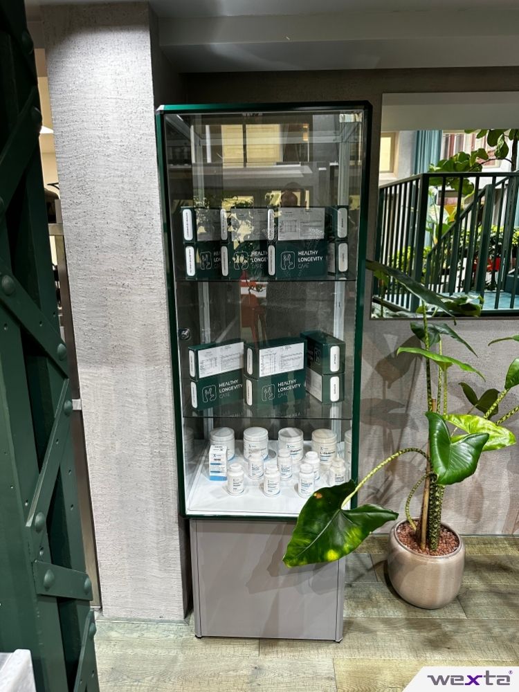 Prodejní pulty a vitríny v kavárně Healthy Longevity Café