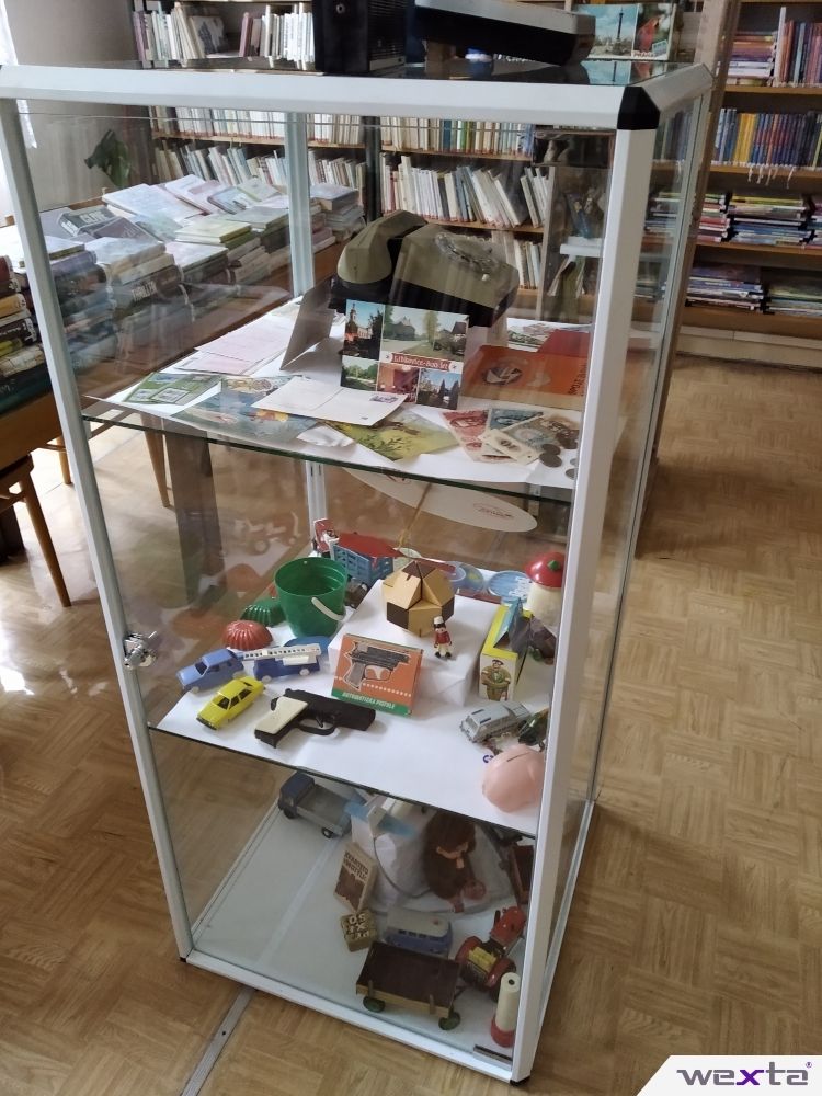 Prodejní pult a vitríny v knihovně